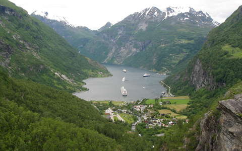Norvégia   Geiranger-fjord,    16km hosszan, 2000m magas hegyek között vezet a szárazföld belsejébe, mélysége 300 méter.
