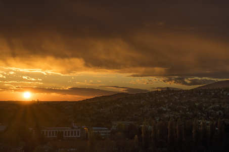 Kora este Pécsett