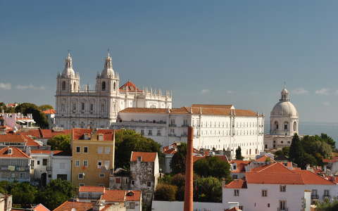 Távolban balra Igreja de São Vicente de Fora temploma és jobbra Nemzeti Panthenon, Lisszabon, Portugália