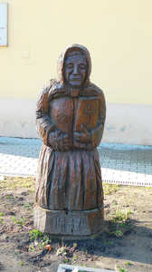 Magányosan.