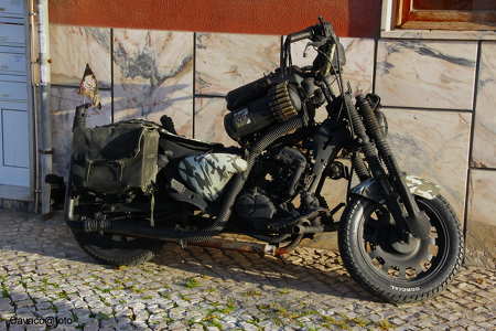Moto antiga, moto modificada.
