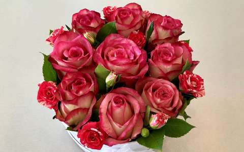 névnap és születésnap rózsa virágcsokor és dekoráció