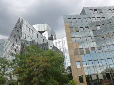 Modern irodaházak a Spree mellett, Berlin