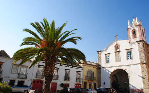 Tavira, 24 Praça Dr. António Padinha, Algarve, Portugália