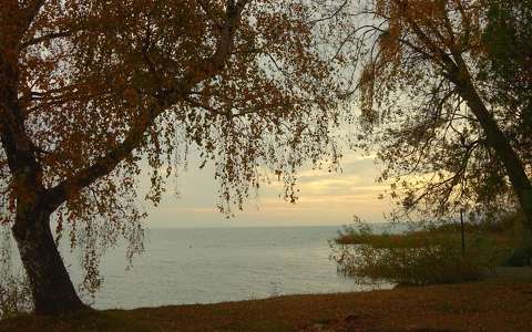 Balatonakali, őszi strand.