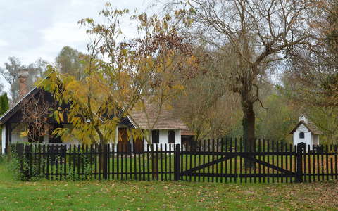 címlapfotó fa ház kerítés