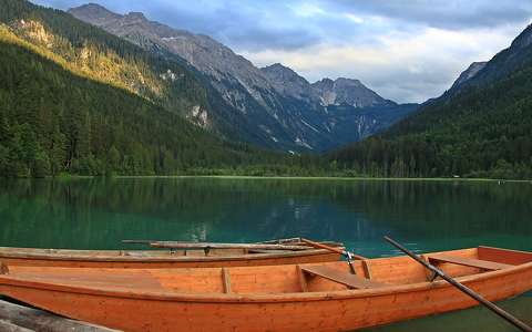 csónak címlapfotó hegy tó