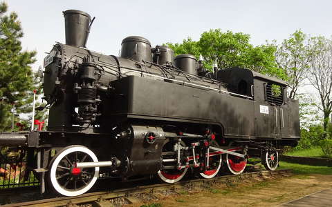 Balatonalmádi. A mozdony az Alsóörs és Veszprém között 1909-1969-ig ingázott járatnak állít emléket.