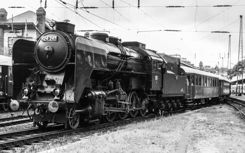 fekete-fehér mozdony vonat