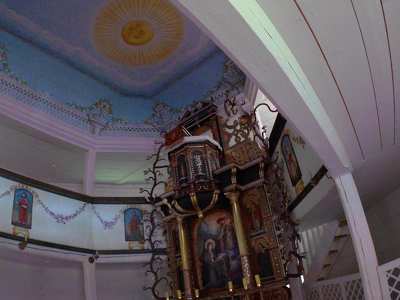 Nowy Sącz, skanzen, evangélikus templom oltára felette a Nap motívummal (a mennyezet túlsó részén a Hold motívum található)