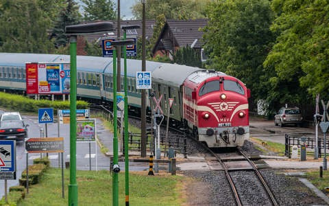 címlapfotó mozdony sínpár vonat