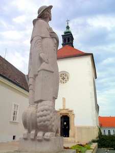 Székesfehérvár.Kálmáncsai Domonkos szobra a Szent Anna kápolna előtt.