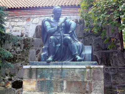 Székesfehérvár.A Wattai szobor a Monostorbástya tövében.