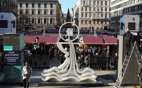 Budapest,Bazilika előtti tér az Euharisztikus kongresszus jelképével