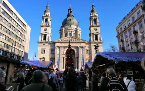 címlapfotó karácsonyi vásár magyarország templom