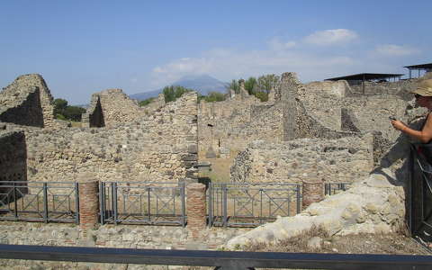 Pompeii - háttérben a Vezúv