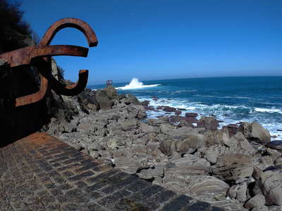 Peine del Viento (Szélfésű) San Sebastián egyik jelképe, Eduardo Chillida spanyolországi baszk szobrász alkotása.