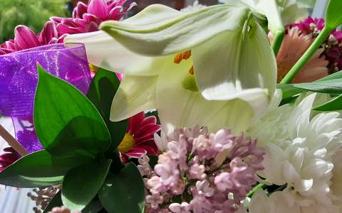 címlapfotó liliom orgona virágcsokor