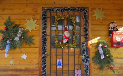 ajtó címlapfotó karácsonyi dekoráció