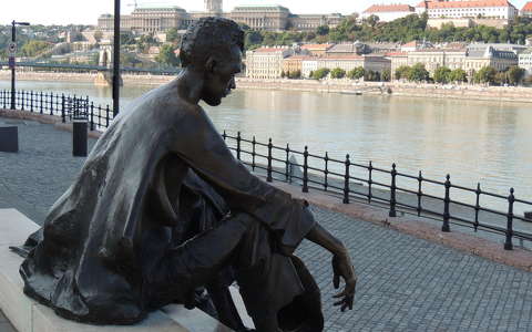 József Attila szobra a Duna partján