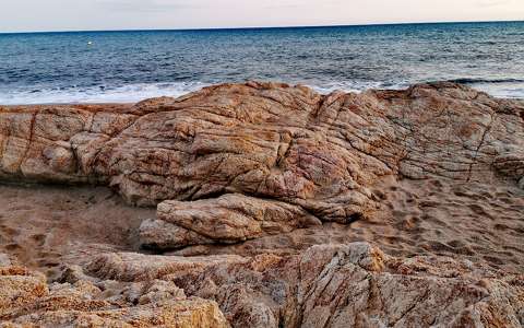 kövek és sziklák tenger