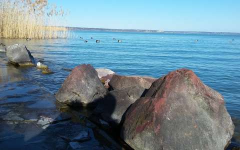 Balatonalmádi, kövek