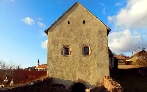 Az alsóörsi Török-ház hazánk egyedülálló késő gótikus kisnemesi udvarháza.