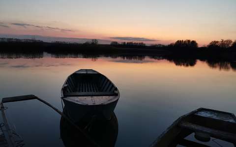 csónak naplemente tükröződés