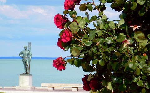 A balatonfüredi hajókikötő előtt A Halász és Révész szobor.