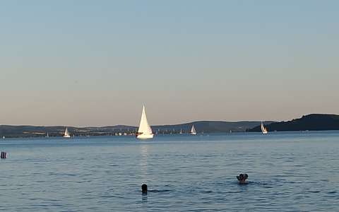 Balaton, vitorlások, háttérben a völgyhíd