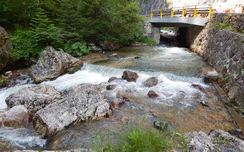 Békás-patak, A Békás-szoros a Hagymás-hegységben, Erdélyben, Hargita megye északkeleti részén.