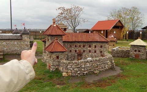 Várpark, Dinnyés