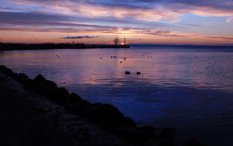 Napfelkeltére várva a kék órában, Balatonalmádi