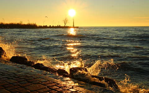 Balatonalmádi. Hideg, szeles hullámok!