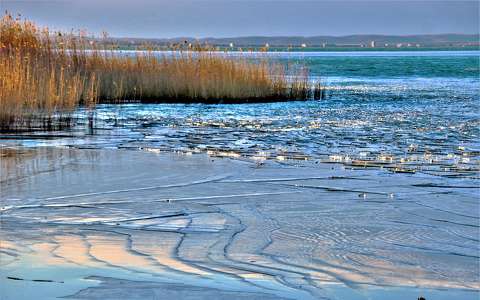 Napfény a jégen Balatonfűzfőn.