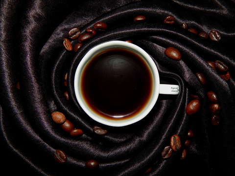 “Feketébb a csillagtalan éjszakánál. Forróbb, és keserűbb,\n mint maga a Pokol… Ez a kávé.” - Made by Zs