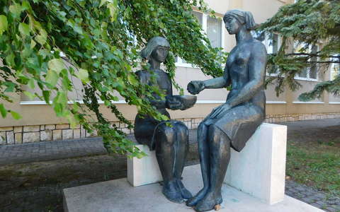 A Vegyészlányok vörösrézlemezből készült kétalakos szobor R. Kiss Lenke szobrászművész alkotása. Balatonfűzfő