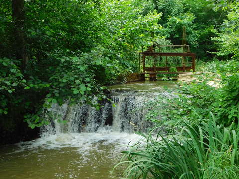 Vízesés a Kámoni Arborétum és Ökoturisztikai Központban - Szombathely