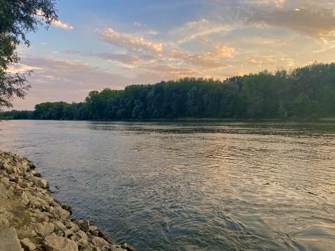 Dráva folyó a naplementében