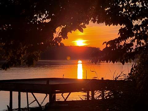 naplemente stég és móló tó tükröződés