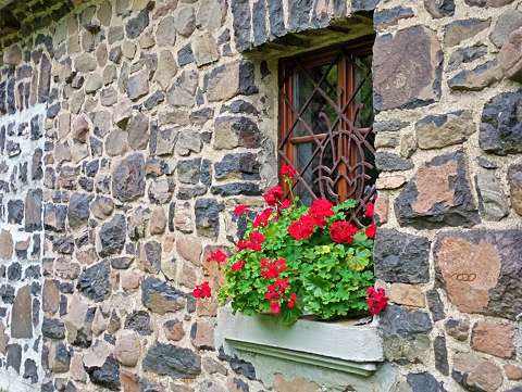 ablak muskátli virágcsokor és dekoráció
