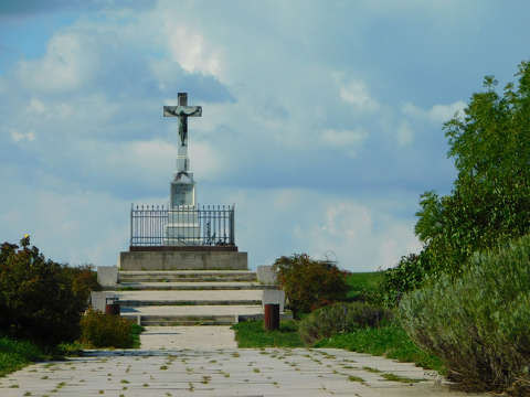 Benedek-hegy fennsíkján, a Krisztust ábrázoló dombormű, Veszprémben.