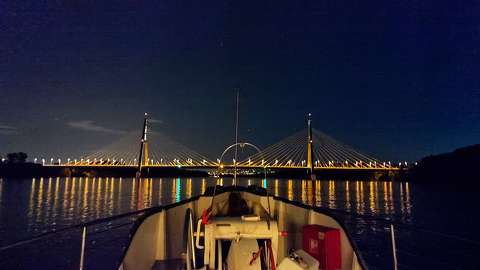 Megyeri híd az esti Dunáról