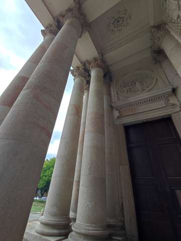 Vác, Nagyboldogasszony-székesegyház, oszlopok