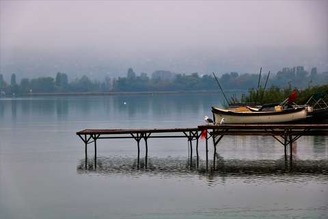 Ködös, párás reggelen a Balaton partján.