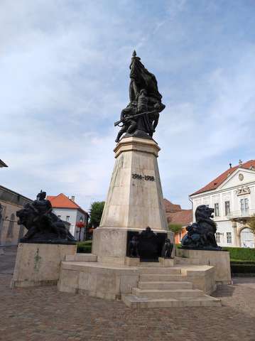 Vác, főtér, I. világháborús emlékmű, szobor, Március 15. tér, oroszlán, katona