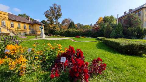 kertek és parkok szobor