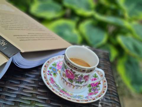kávé, kert, könyv