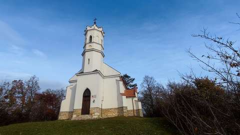 Magyarpolány Kálvária domb kápolnája