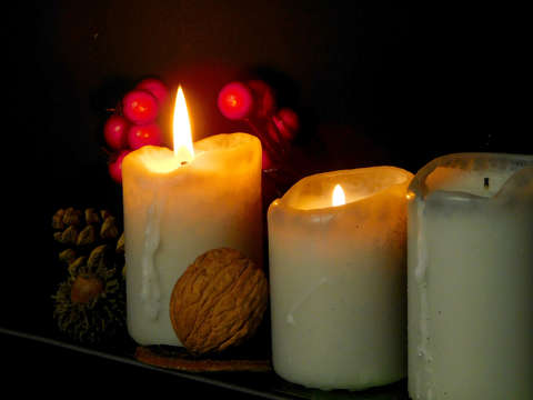 Advent második vasárnapja, dió, gyertya, toboz, karácsonyi dekoráció.